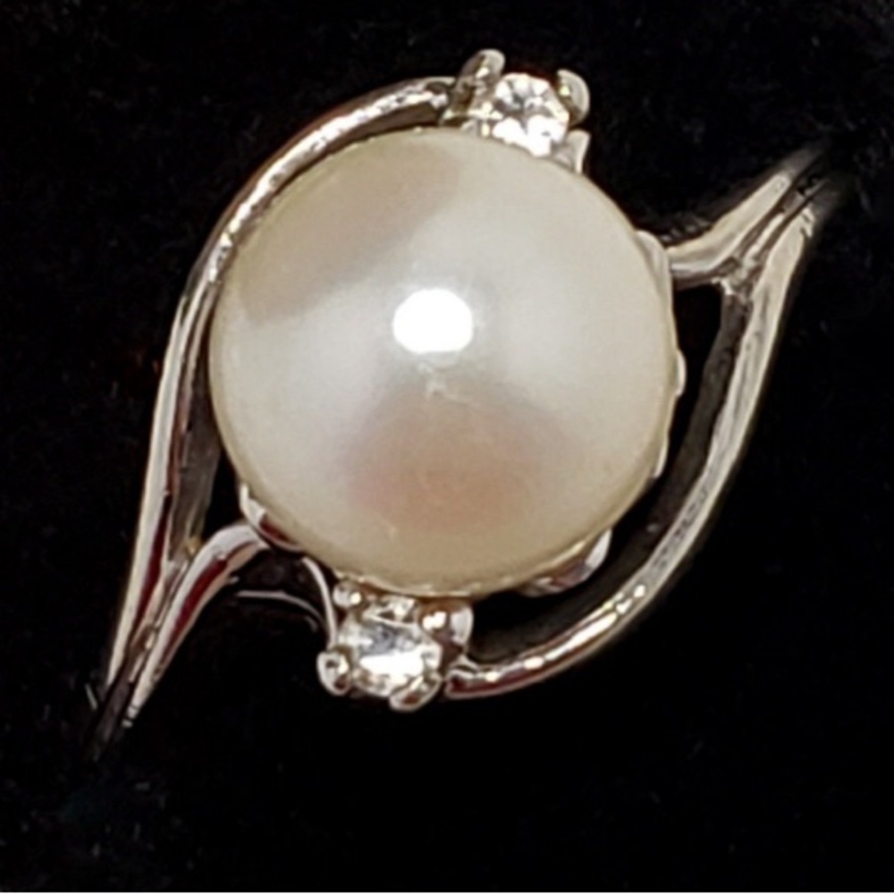 Beautiful Pearl and Diamond Ring